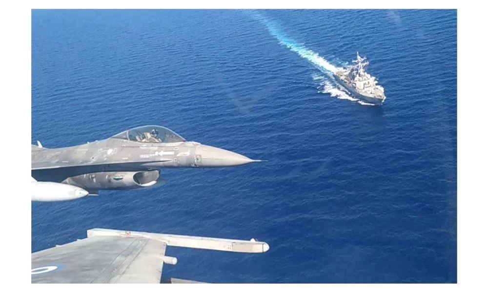 Συγκίνηση: Ελληνικό F-16 χαιρετά την φρεγάτα "Κουντουριώτης"